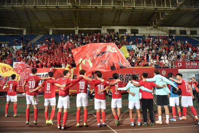 双响助塞内加尔取得非洲杯开门红，雅克松当选全场最佳球员（雅克松梅开二度助塞内加尔非洲杯首战告捷，荣膺全场最佳）