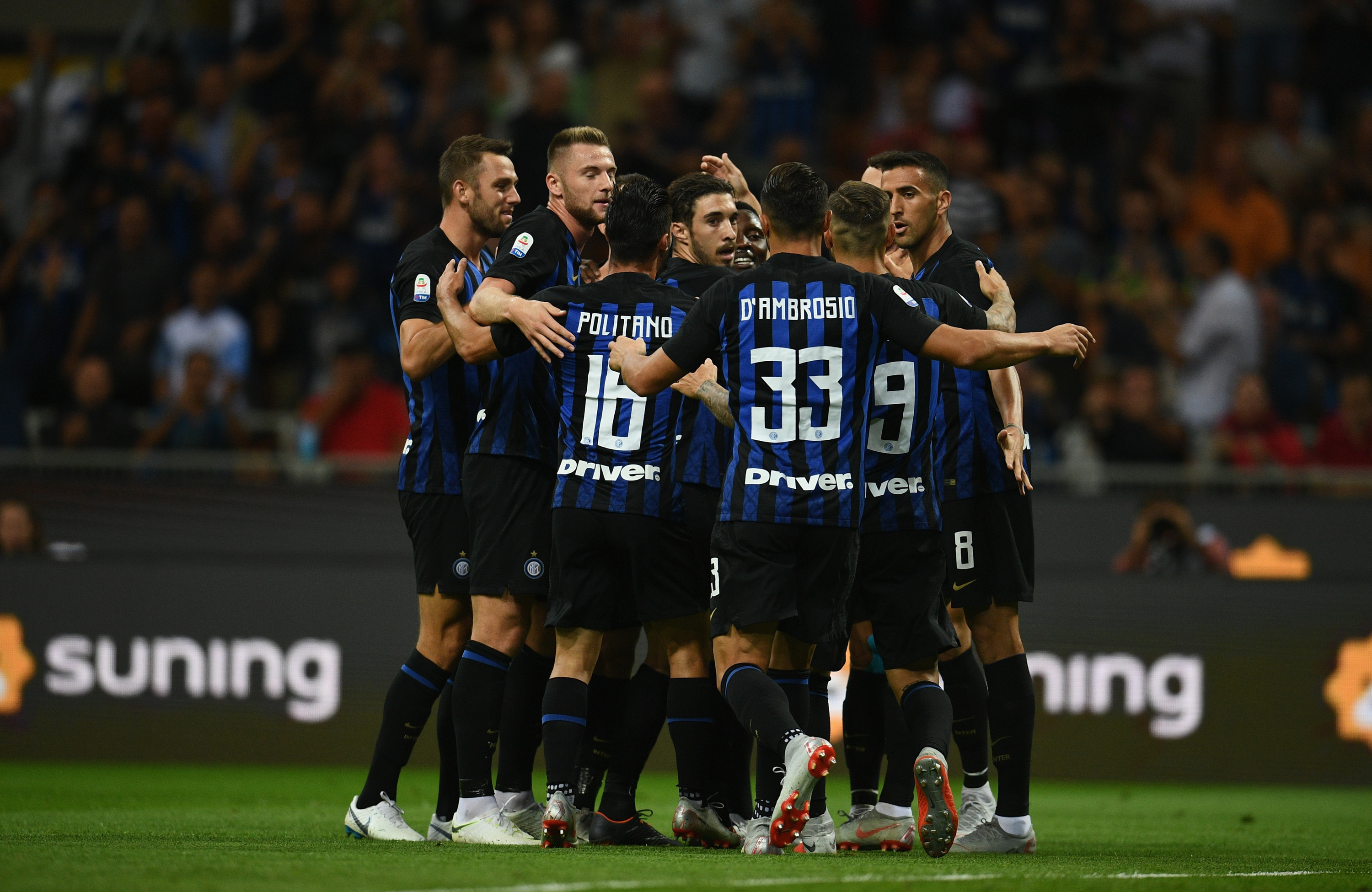 你以为水火不容的耐克和阿迪，有钱也得一起挣