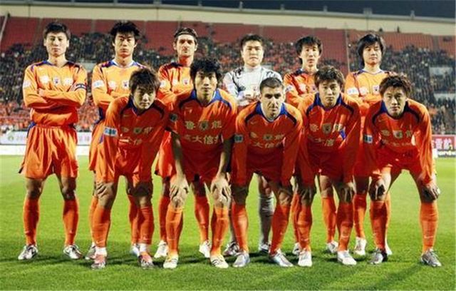 德天空：阿德耶米将参加足球社区活动，作为武器事件的处罚（德天空：阿德耶米因武器事件被罚参与足球公益活动）