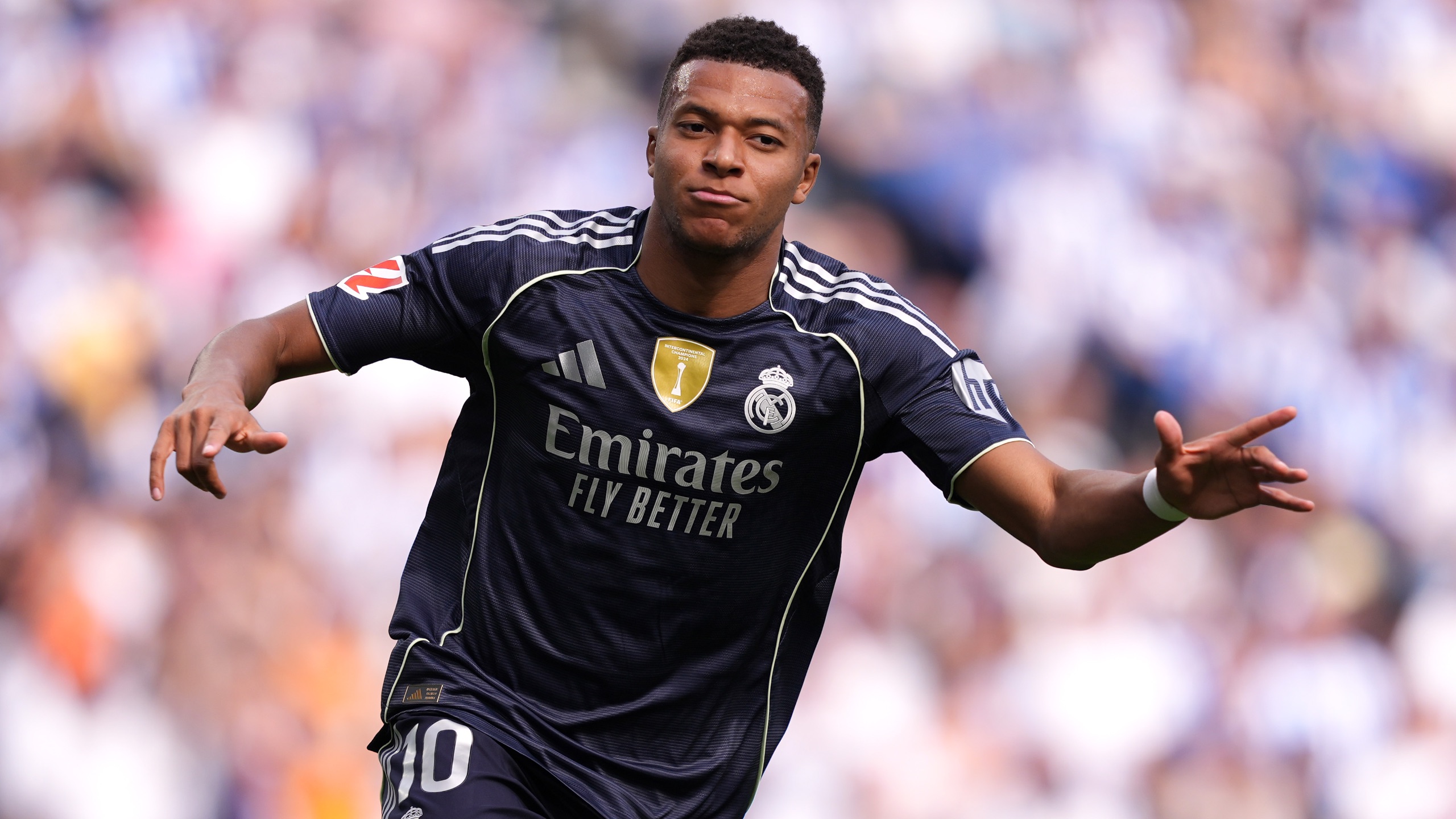 另一个半球的思念，奥斯卡晒出在家观看海港亚冠比赛照片（远隔半球仍心系海港，奥斯卡在家观战亚冠晒照）