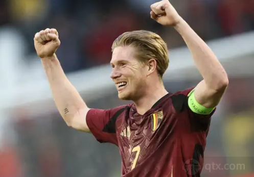 球场失意但！恩德里克红牌停赛看台观战，妻子喂食&美女环绕（赛场失意仍成焦点：恩德里克红牌停赛看台观战，妻子喂食美女相伴）