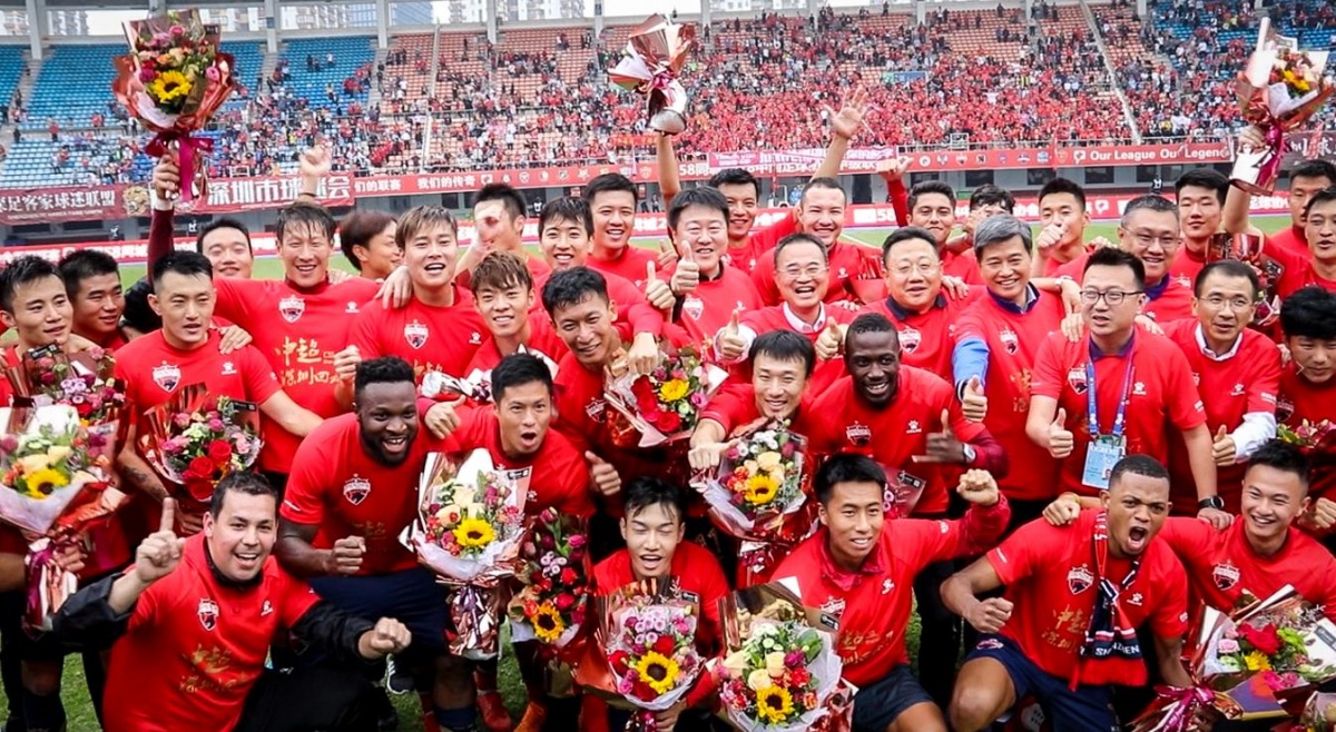 篮球湖人球迷制作大型海报欢迎队内新援