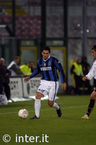 暗示续约还是离队？刘洋晒与瓦科互换球衣照片